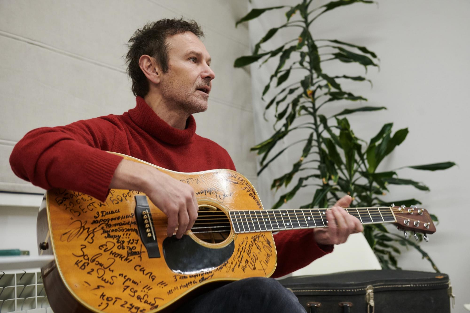 Вакарчук зіграв несподіваний концерт для військових: душевні фото і відео